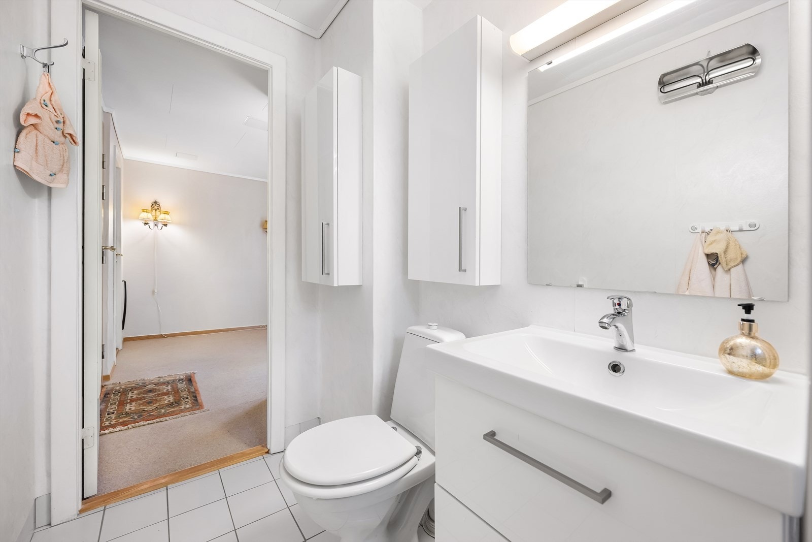 Badet har inngang fra gangen. Et lyst og praktisk rom. Galleribilde
