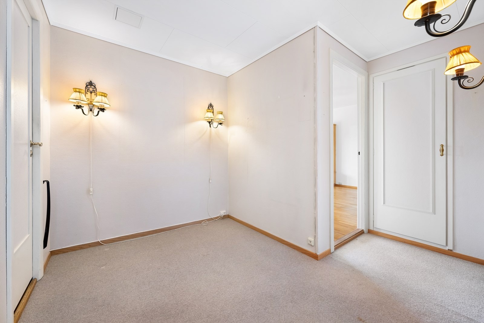 Her er det rikelig plass for klær, sko og enkel møblering, en virkelig "velkomsthall". Galleribilde