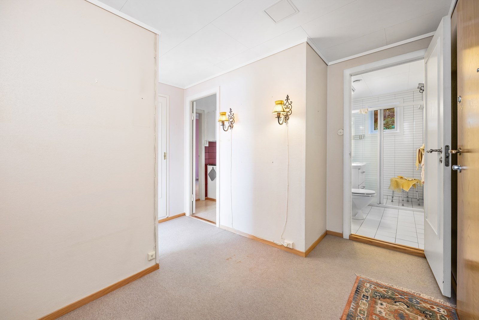 Fra gangen er det inngang til stue, kjøkken og bad. Galleribilde