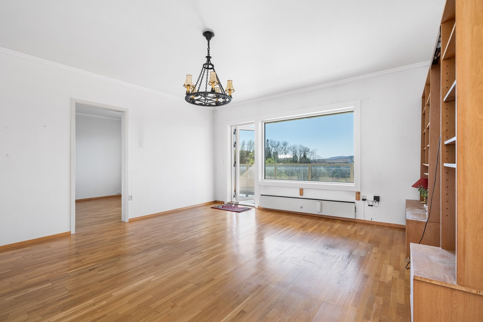 Øvre del av altanens rekkverk er av klart glass slik at en kan nyte utsikten sittende i rommet. Galleribilde