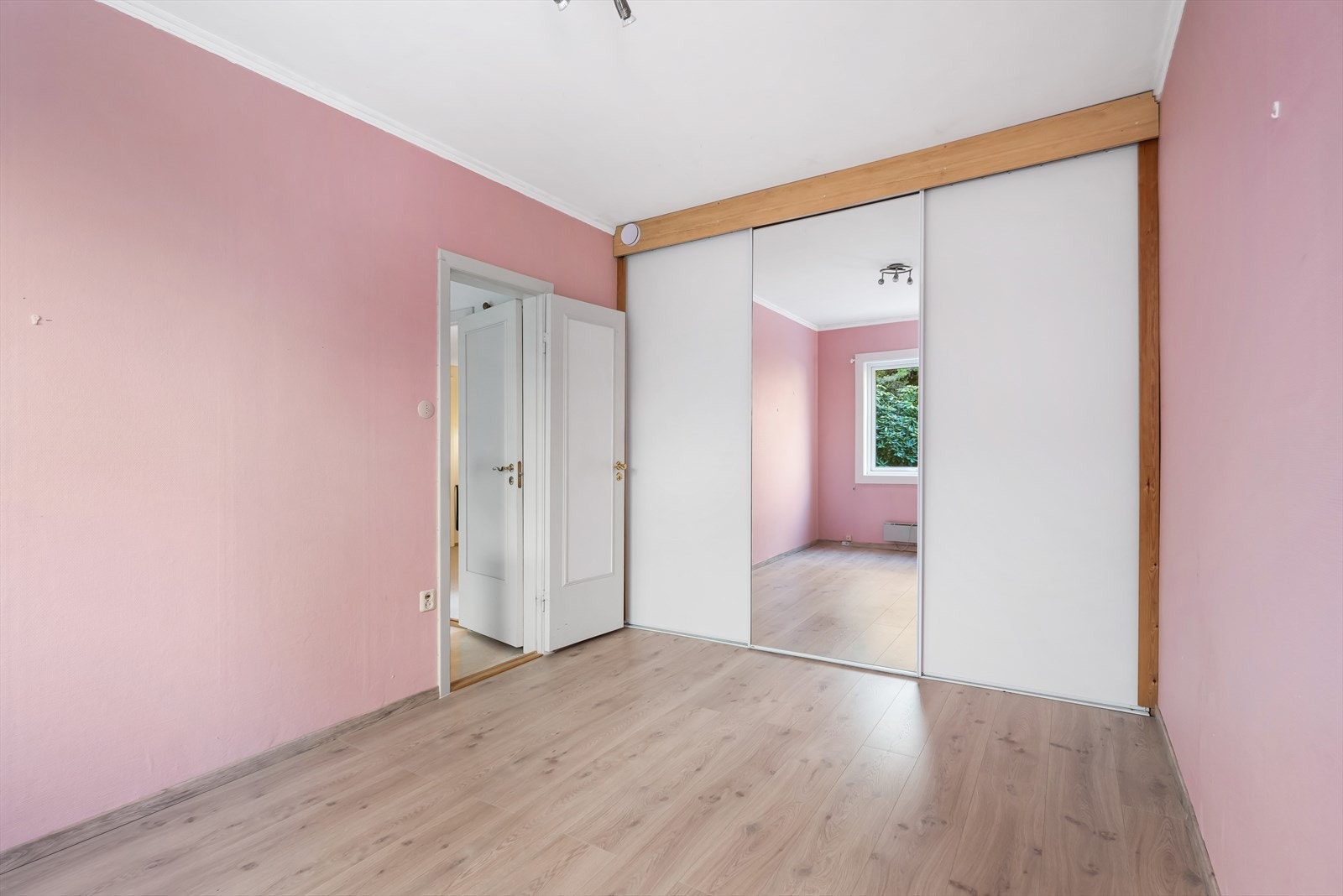 En stor skyvedørsgarderobe gir rikelig plass for oppbevaring. Galleribilde