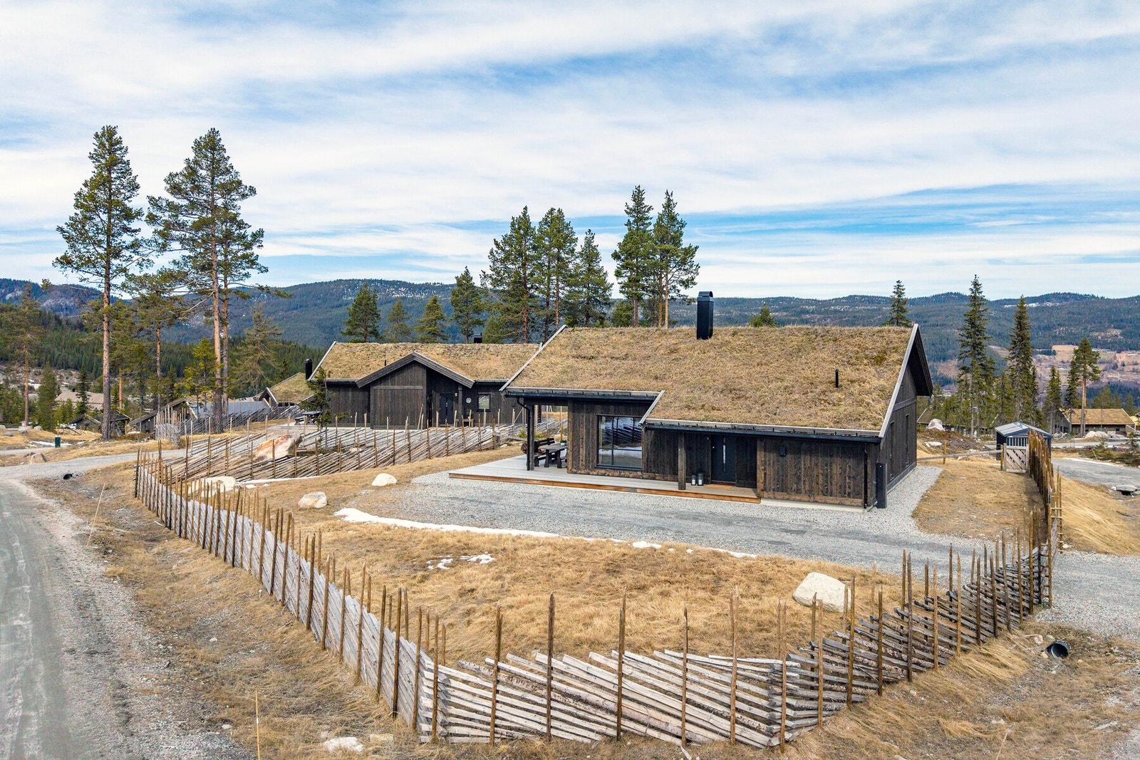 Gode parkeringsmuligheter på tomt, med plass til flere biler. Galleribilde