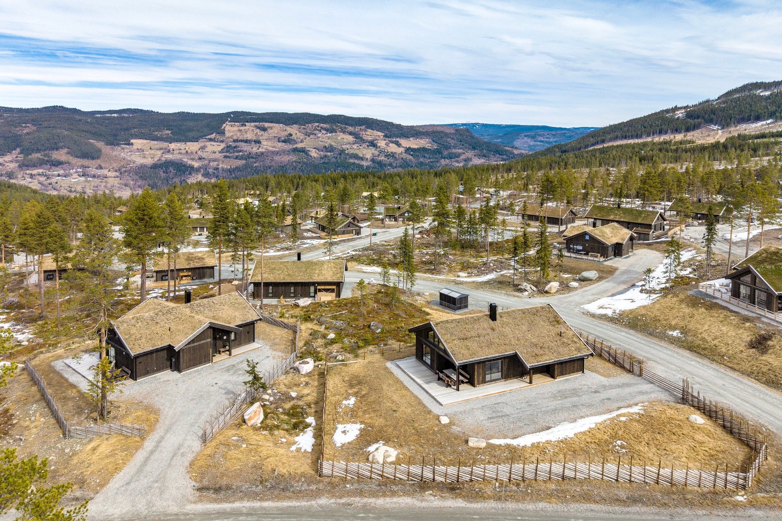 Hytta er inngjerdet med skigaard. Galleribilde