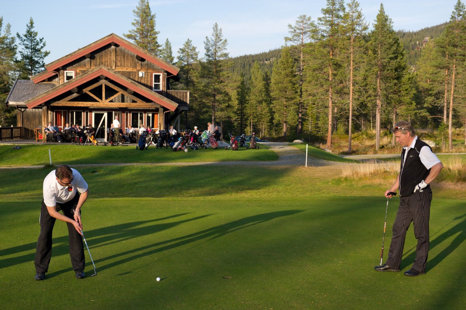 Golfbanen ligger 3 min med bil. Galleribilde