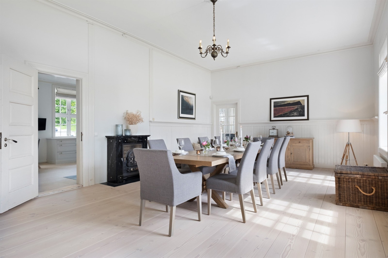 Spisestuen er et representativt rom med plass til store selskaper Galleribilde