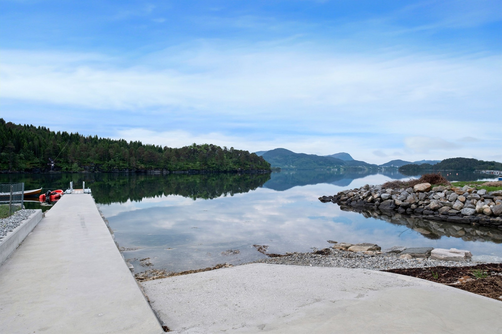 En solid molo i naturstein gir en trygg havn og adkomst til flytebryggen Galleribilde
