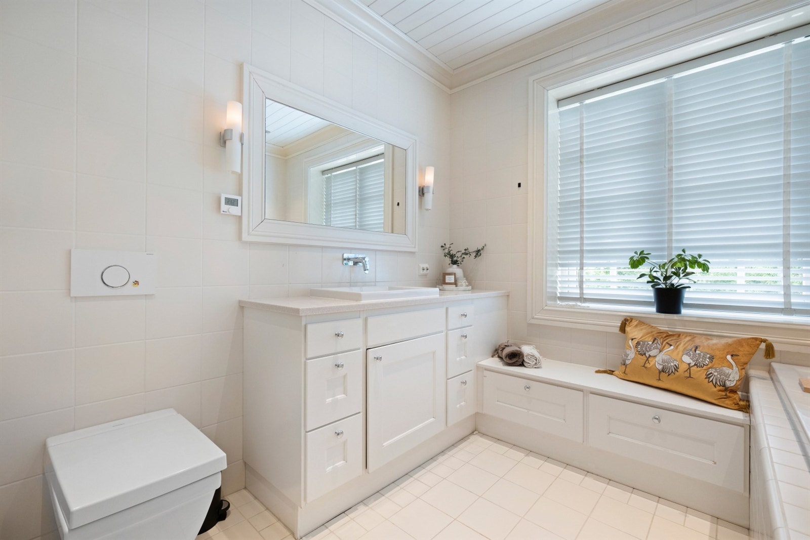 Det andre badet i etasjen er romslig og har en praktisk slagbenk med skuffeplass Galleribilde