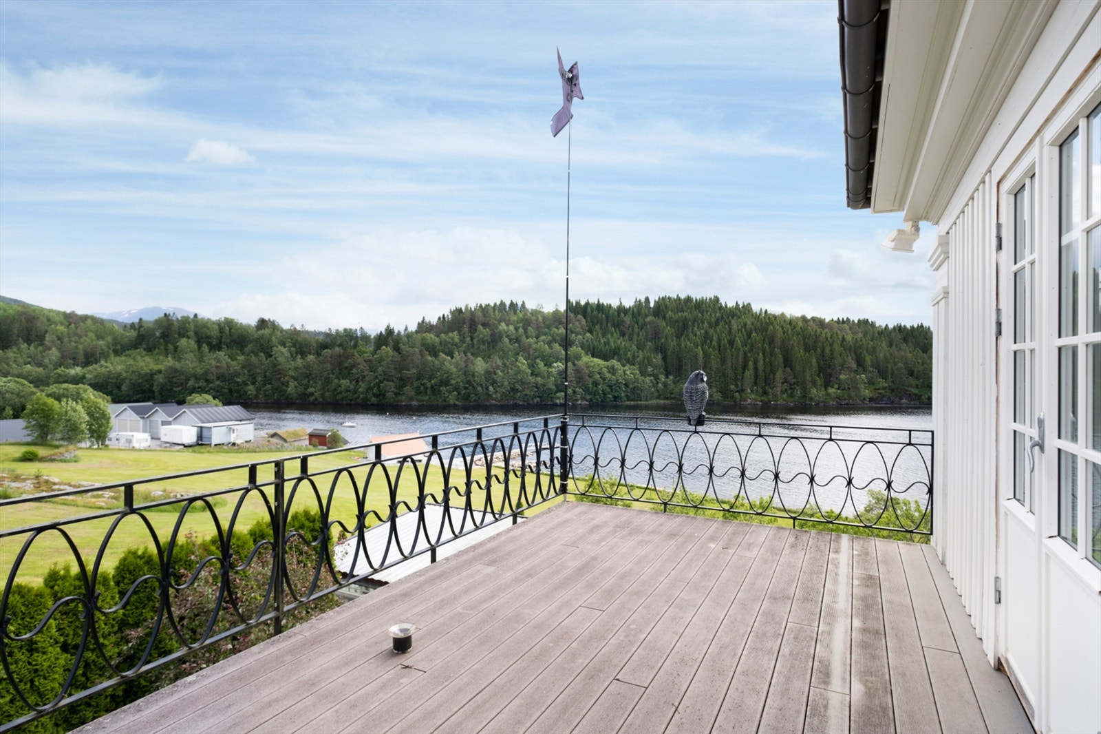 Den 18 m² store takterrassen har komposittbord fra 2009 og et elegant smijernsrekkverk. Adkomst til terrassen fra hvoedsoverom Galleribilde