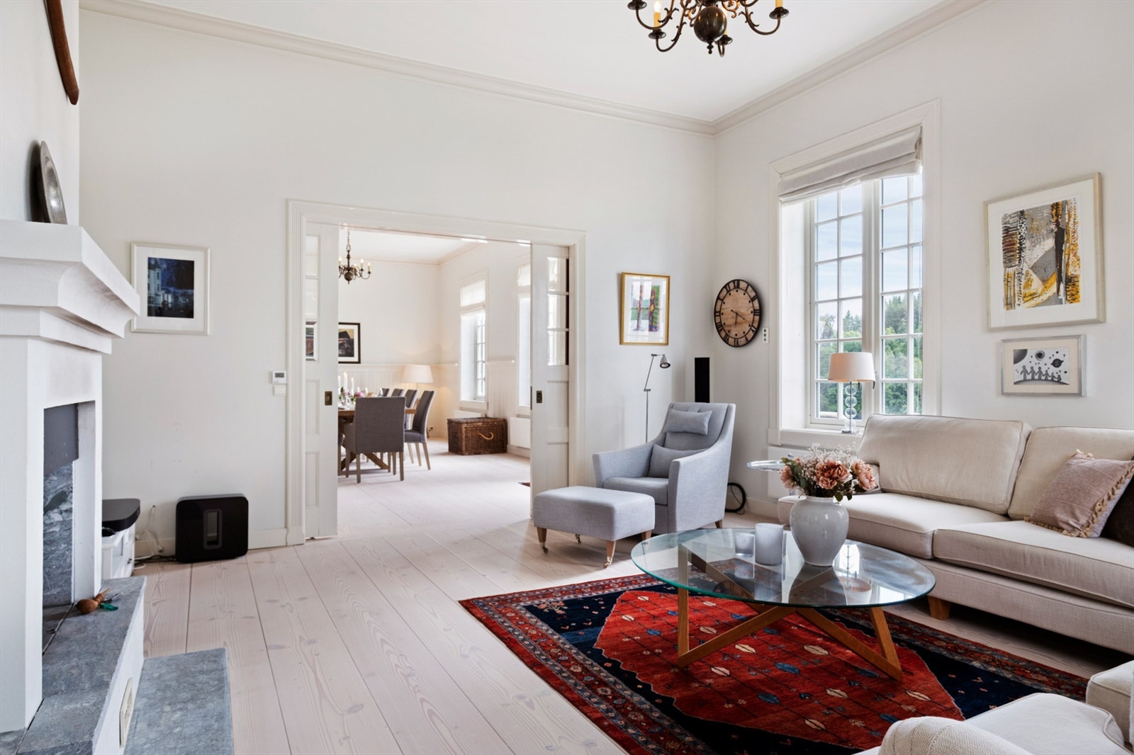 En tofløyet dør skiller stuen fra spisestuen, og skaper en elegant overgang mellom sonene Galleribilde