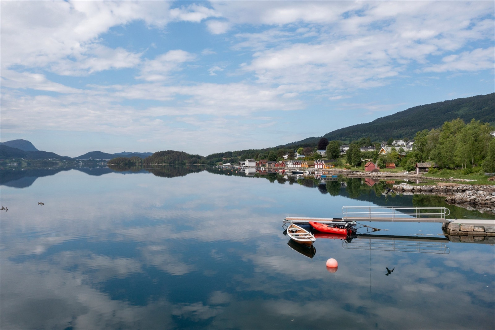 Beliggenheten ved sjøen gir umiddelbar nærhet til padling, bading og dykking i Skodjestraumen Galleribilde
