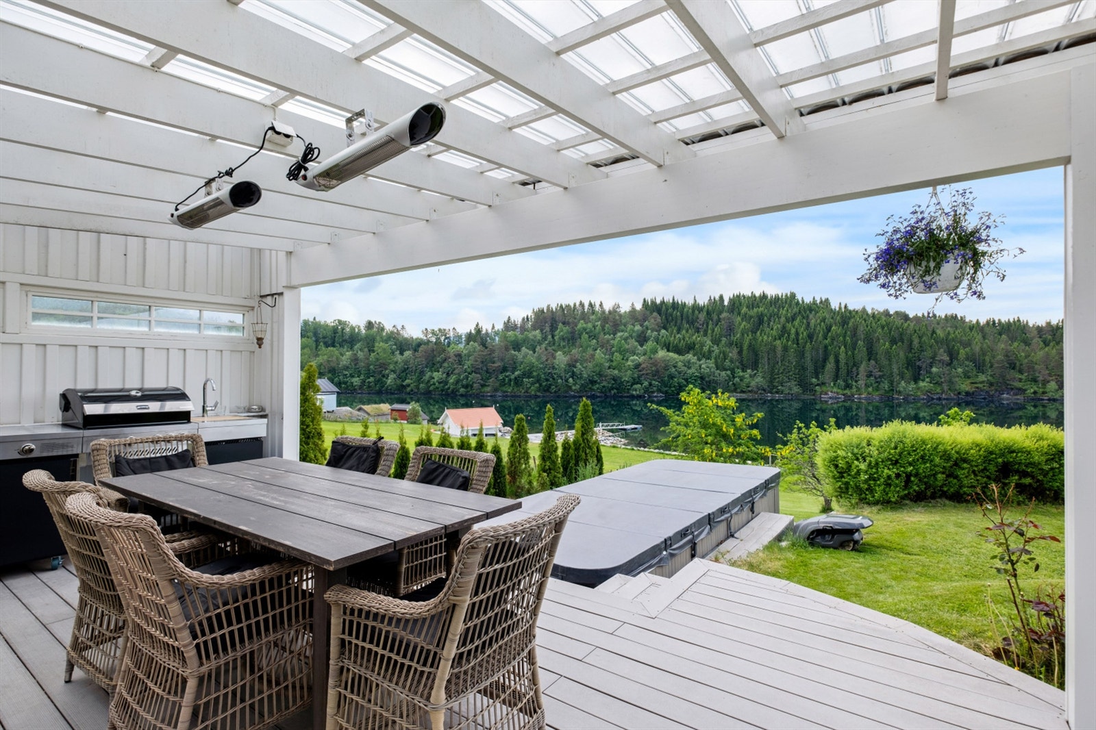 Uteplassen er utstyrt med terrassevarmere, grill og innlagt strøm og vann Galleribilde
