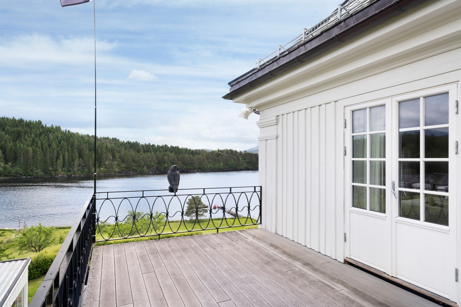 En tofløyet balkongdør i tre med 2-lags isolerglass åpner opp mot terrassen fra hovedsoverommet Galleribilde
