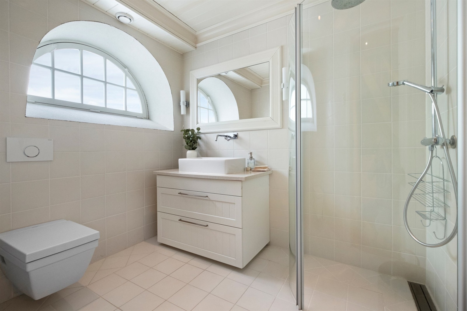 Badet i underetasjen ble oppgradert i 2009 og har flislagt gulv med vannbåren varme Galleribilde