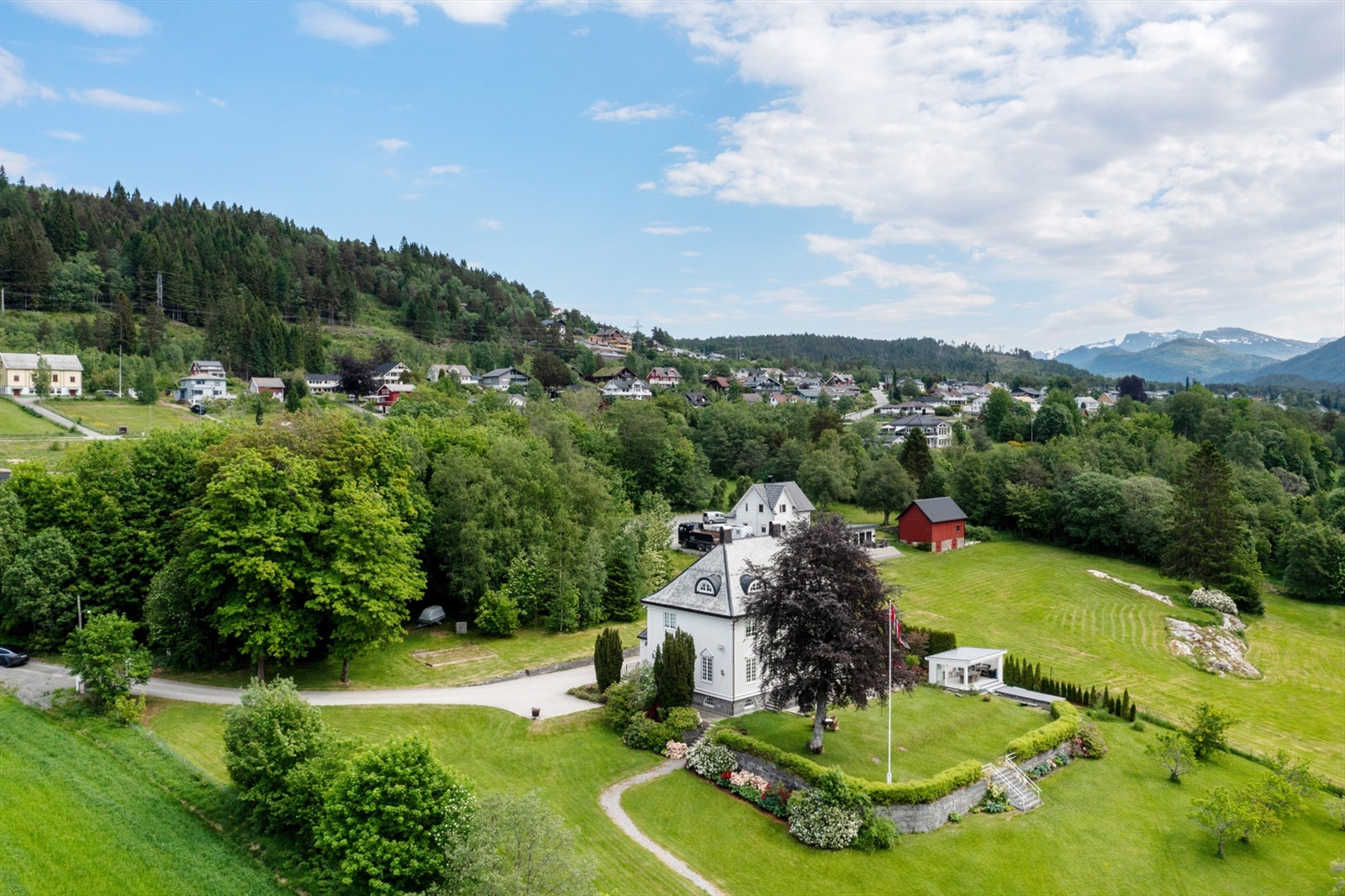 Eiendommen er omkranset av frodig natur og spredt bebyggelse, ca. 1 km fra Skodje sentrum Galleribilde