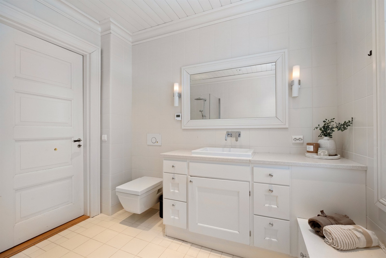 Også dette badet har vannbåren gulvvarme og en stilren servantinnredning med nedfelt porselensservant Galleribilde