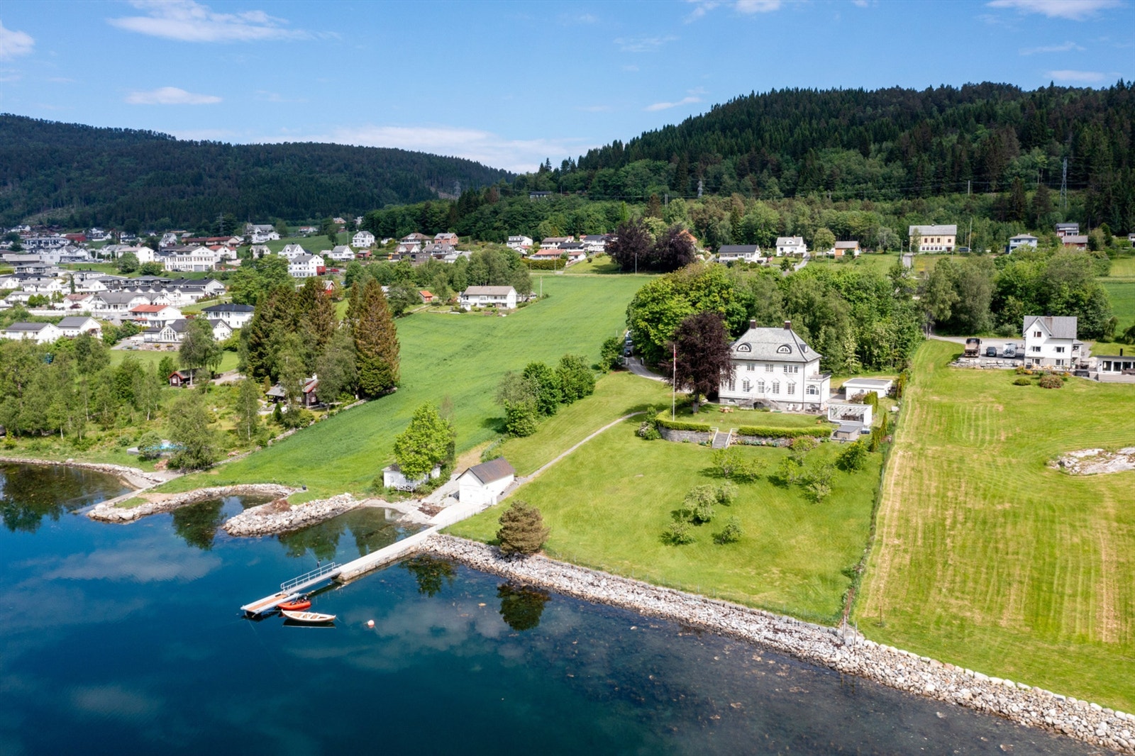 Dronebilde av eiendommen sett fra sjøsiden Galleribilde