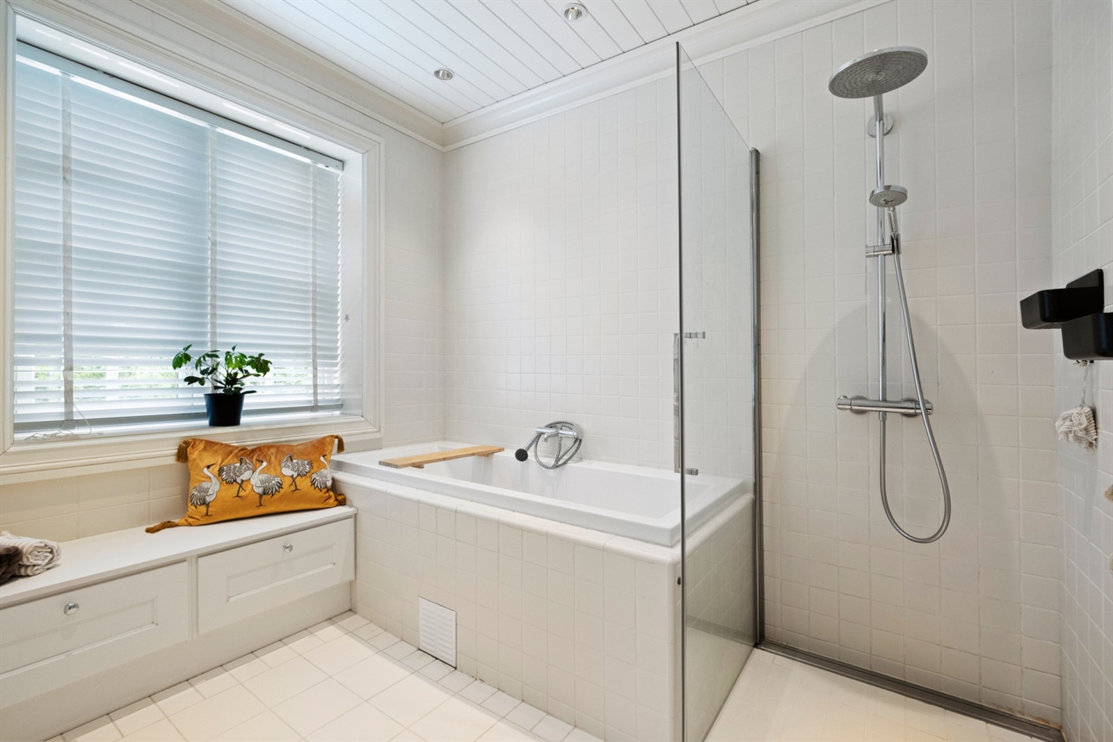 Badet er utstyrt med et innfliset badekar fra Duravit og et separat dusjhjørne med vegghengt dusjarmatur hånd hånddusj og regndusj Galleribilde