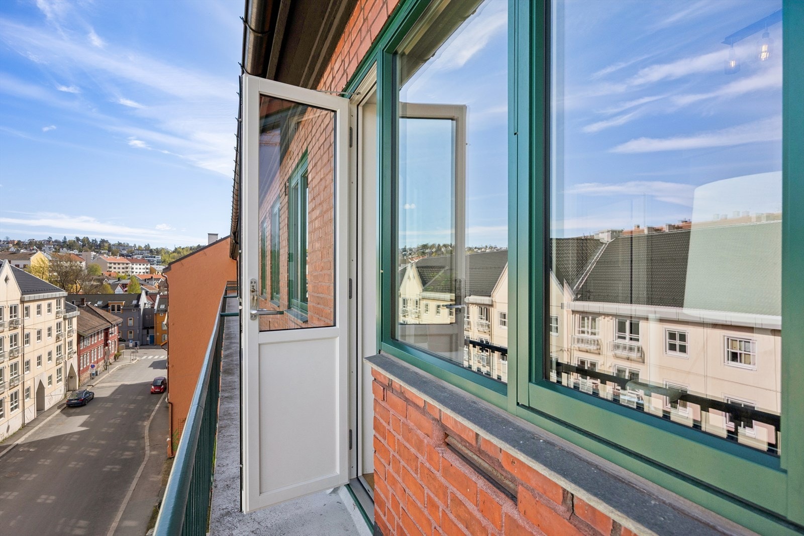 Leiligheten har utgang til en brannbalkong på ca. 4 m². Galleribilde