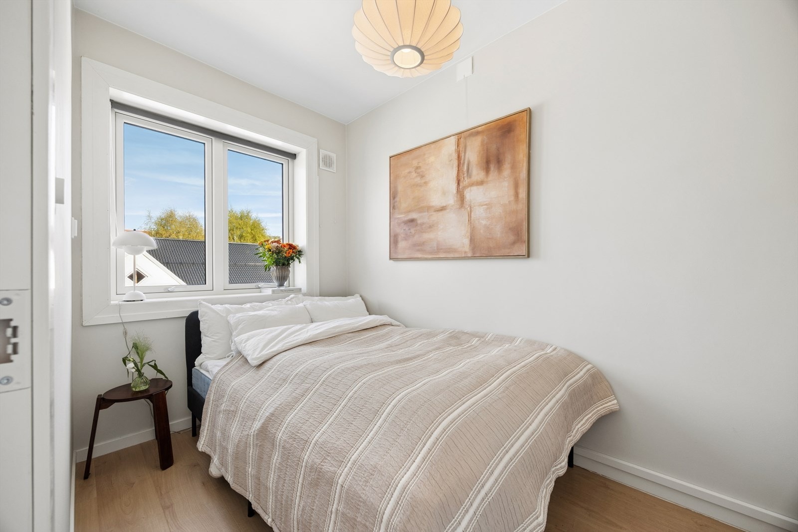 Dette innredede rommet tilbyr fleksible bruksmuligheter og har, i likhet med resten av boligen, nylig malte overflater og nytt laminatgulv. Galleribilde
