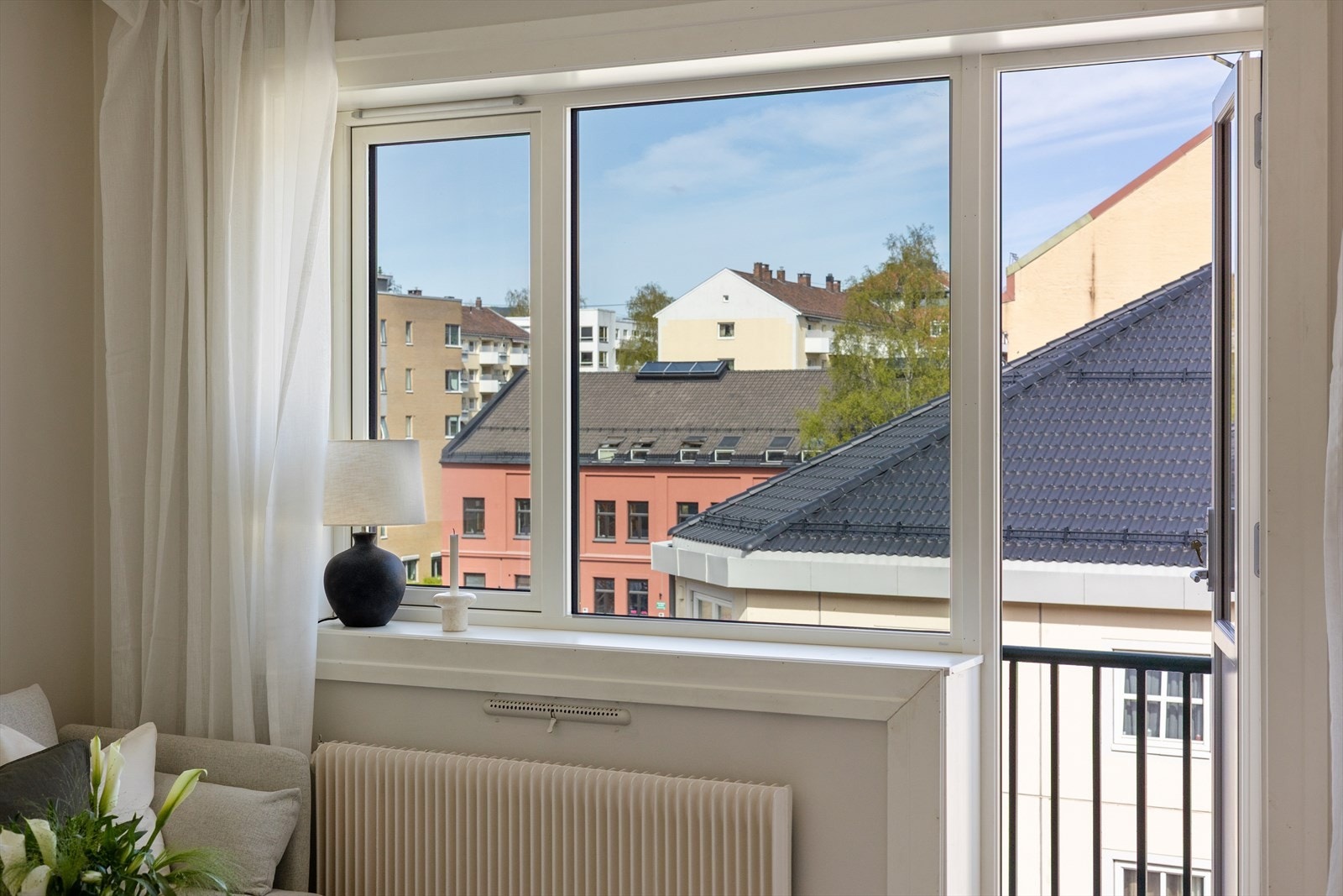 De store vindusflatene slipper inn rikelig med naturlig lys og skaper en luftig og trivelig romfølelse. Galleribilde