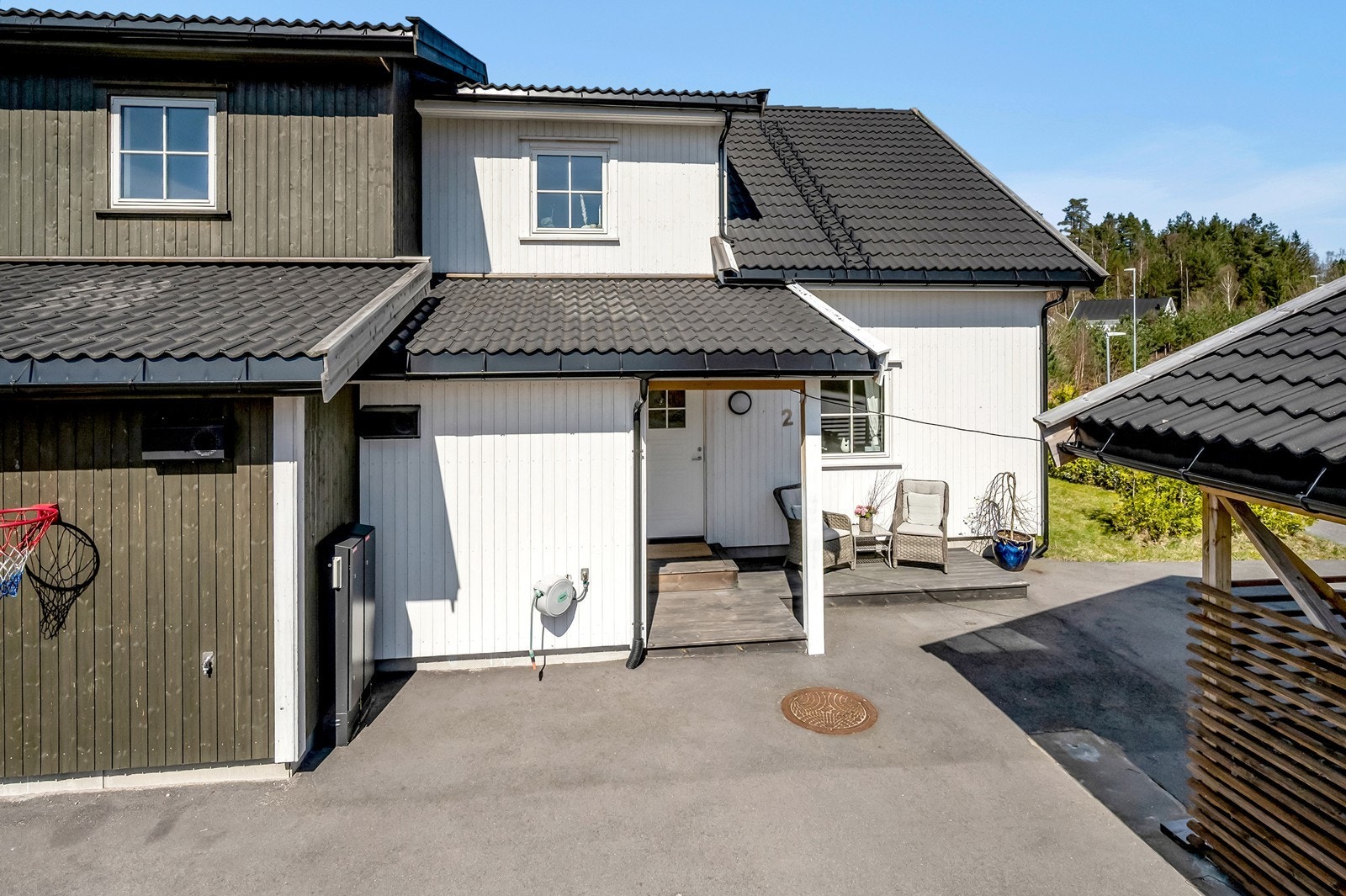 Vertikaldelt bolig med barnevennlig og attraktiv beliggenhet i et rolig boligområde i Birkeland Galleribilde