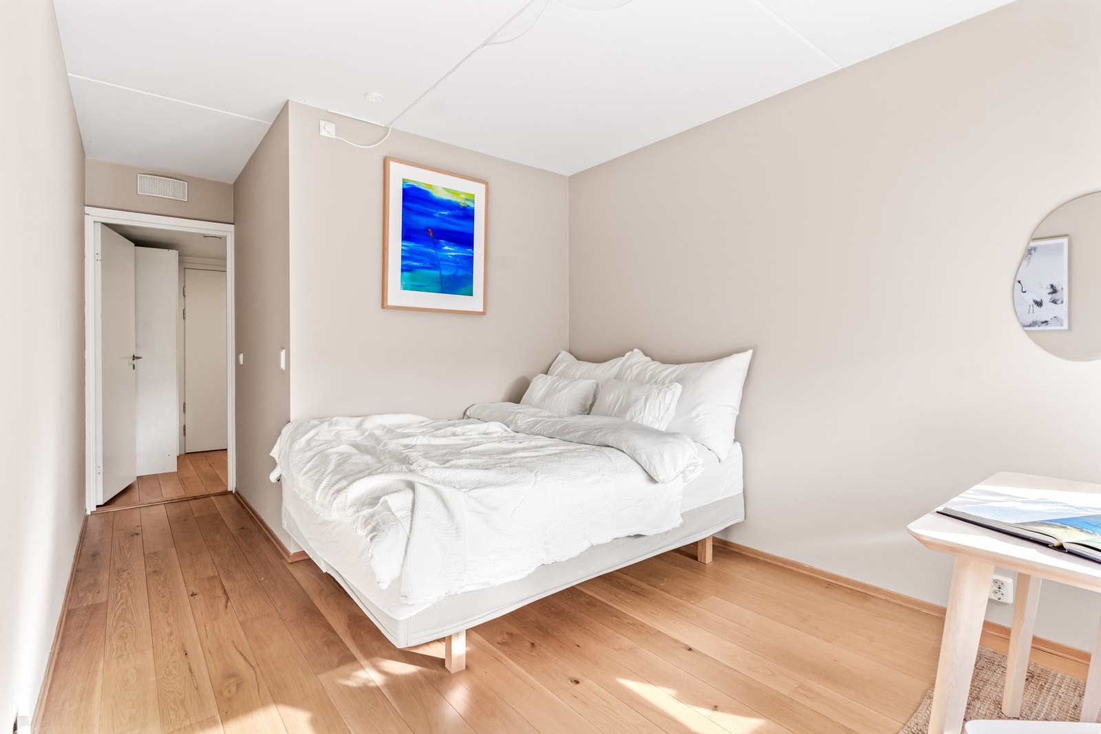 Luftig stue/soverom med god plass til dobbeltseng, liten sofa og liten spiseplass. Galleribilde