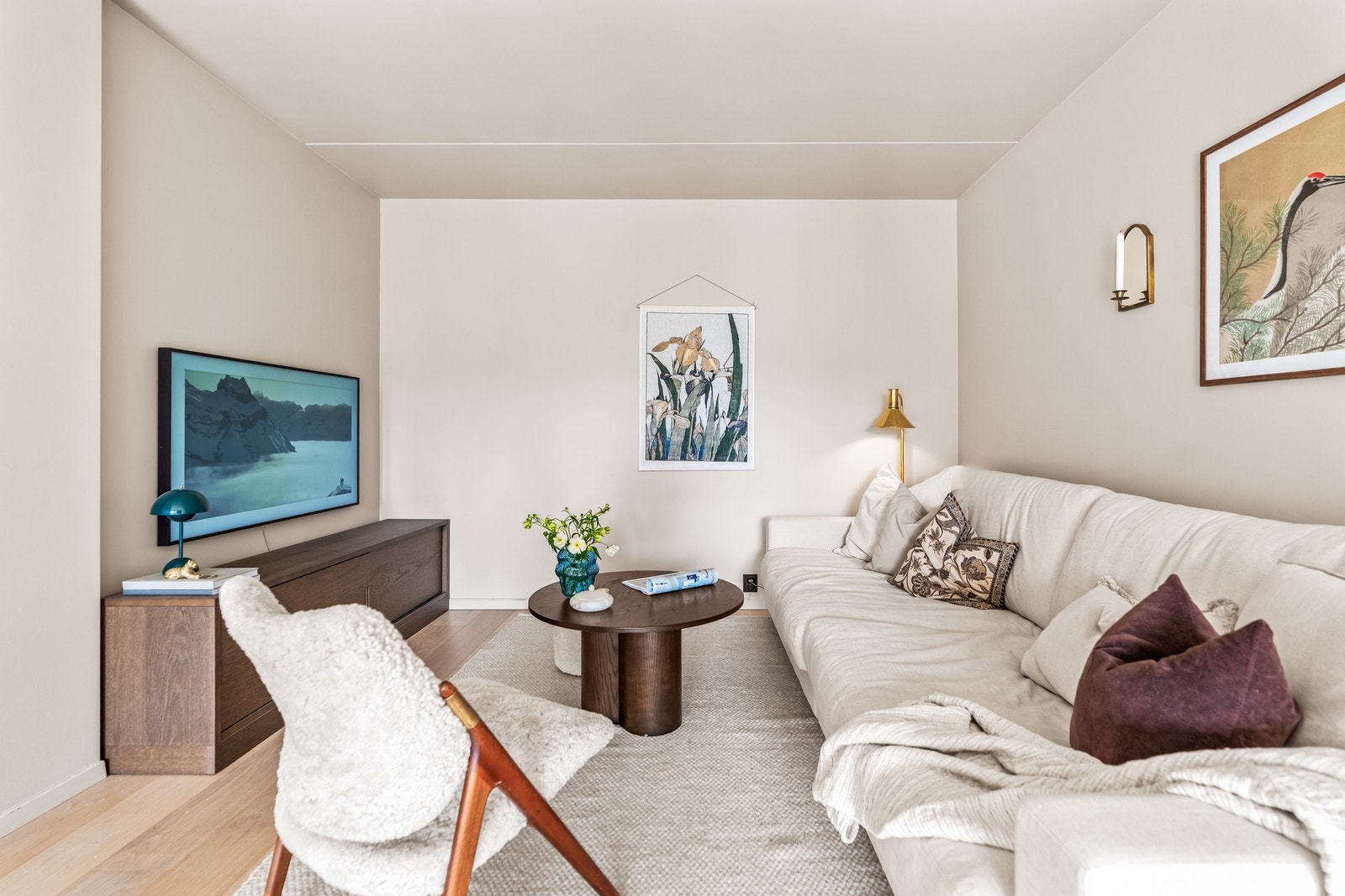Det er god plass til å innrede med sofaseksjon, TV samt annet møblement. Galleribilde