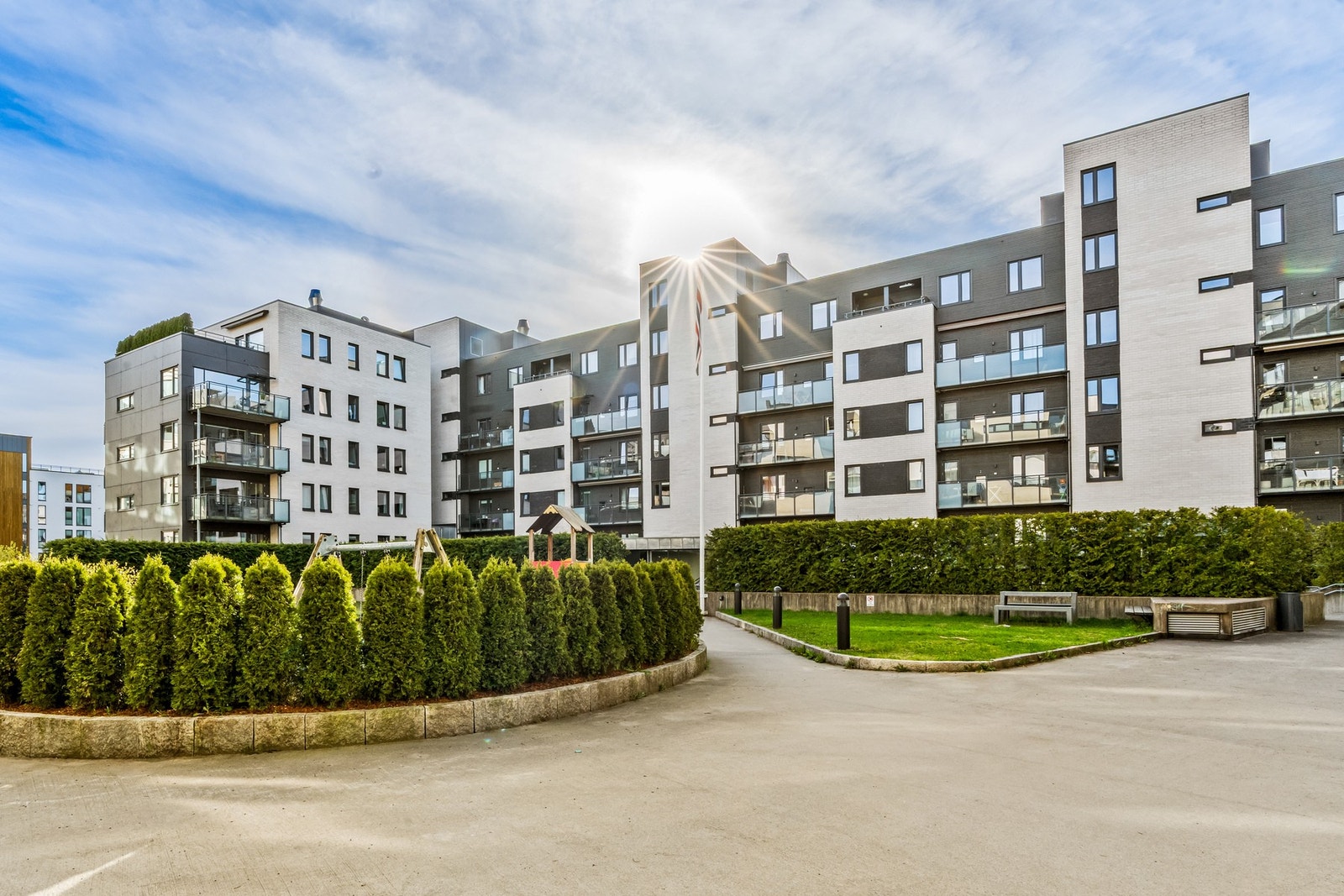 Sameiet Torshov Torg er veldrevet med lekeplass og fellesareal med bord etc. Galleribilde
