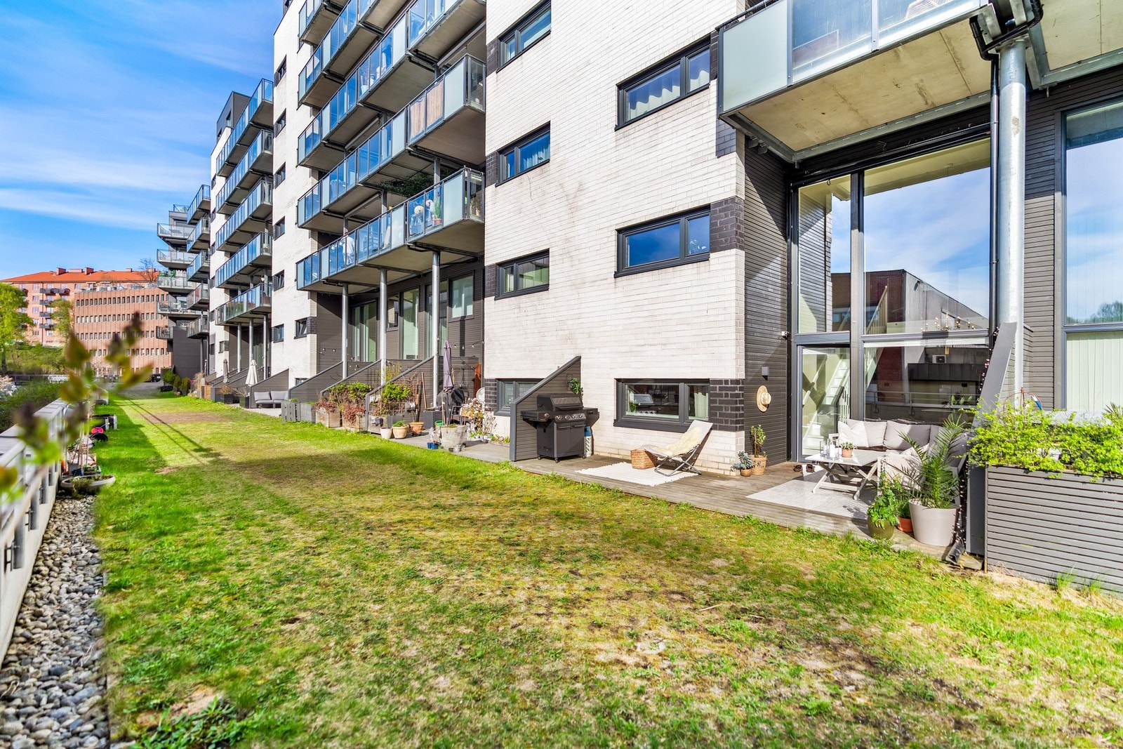 Fantastisk uteplass med en stor markterrasse på ca. 18m². Her er det god plass til stor sittegruppe og grill, samt ytterligere ønsket utemøblement. Dekke er av trekonstruksjon, og herfra er det direkte adkomst til hage. Galleribilde