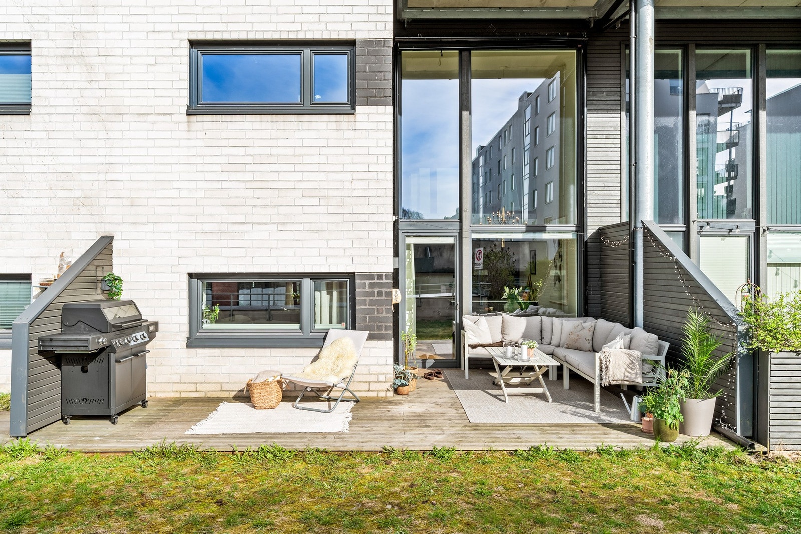 Boligen byr blant annet på en spektakulær takhøyde opptil 5,28m, vinduer- og terrassedør som strekker seg fra gulv til tak samt solrike uteplasser - en sjelden anledning som virkelig må oppleves! Galleribilde