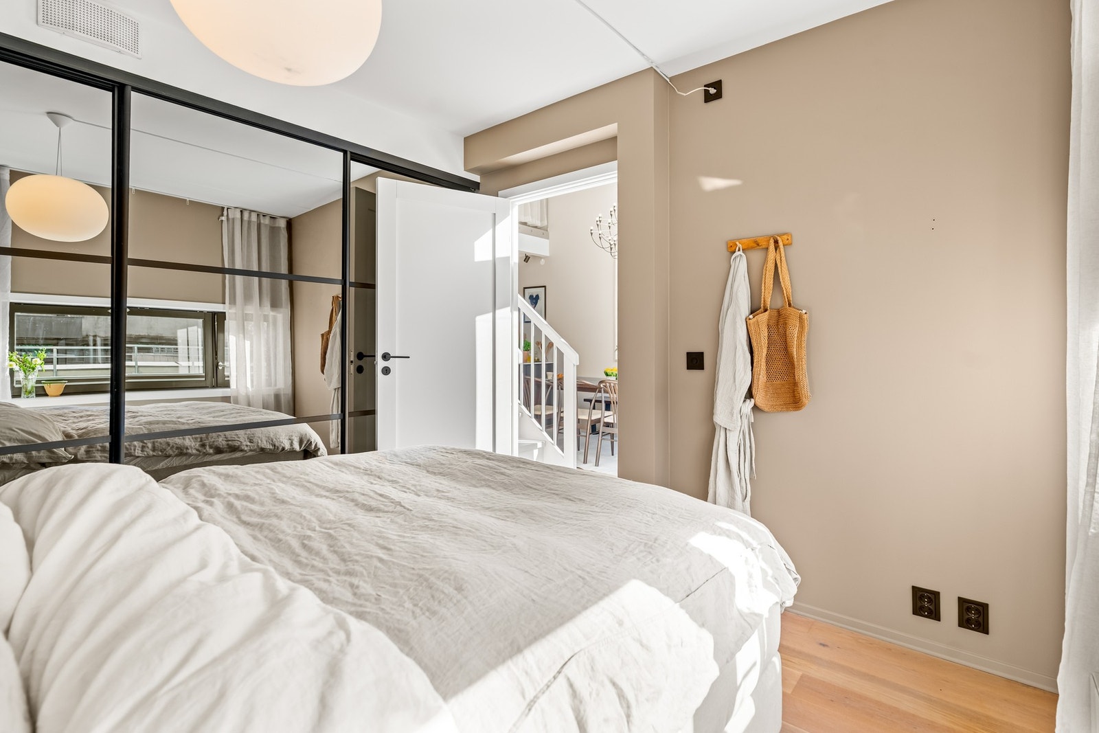 Stor og dyp skyvedørsgarderobe med speilfronter. Balansert ventilasjon i rommet. Galleribilde