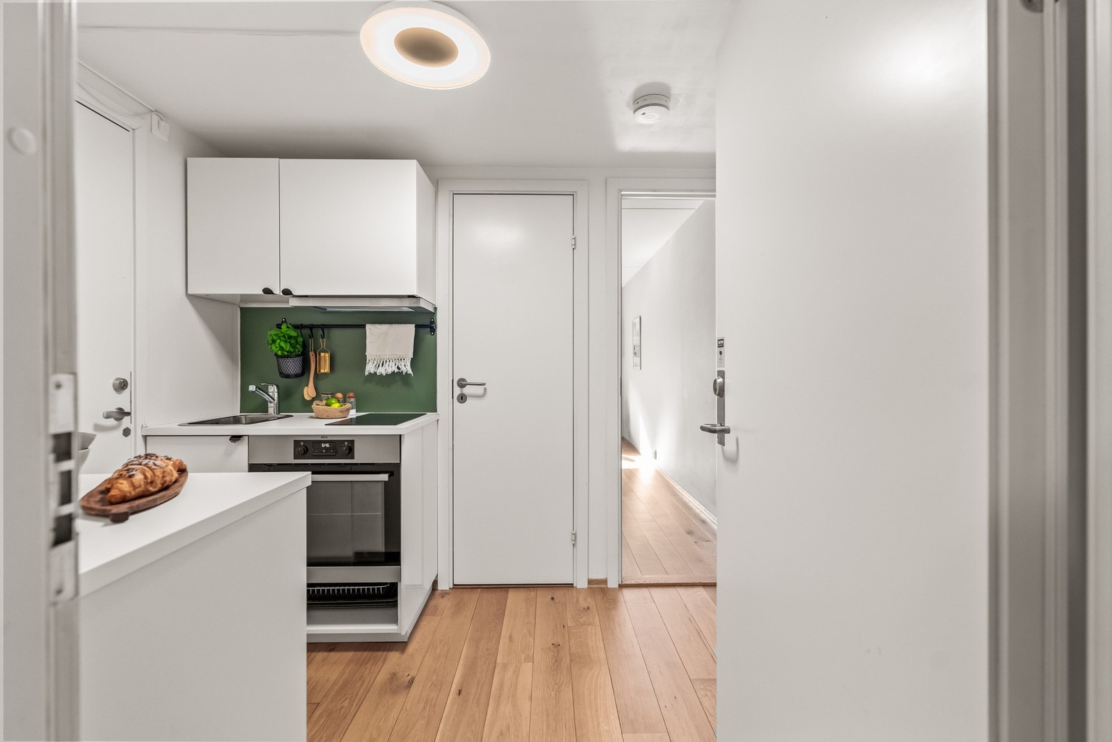 Hybeldelen har egen entré fra etasjen over hoveddelen til leiligheten, samt tilgang inn til hoveddelens stue fra entré. Galleribilde