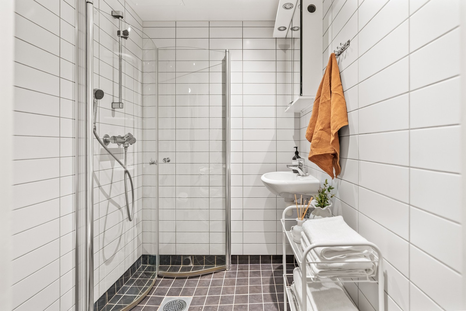 Pent baderom fra 2012. Badet er utstyrt med klosett, servant, dusj på gulv og opplegg for vaskemaskin. Balansert ventilasjon med avtrekk, samt luftespalte under døren for luftgjennomstrømning. Galleribilde
