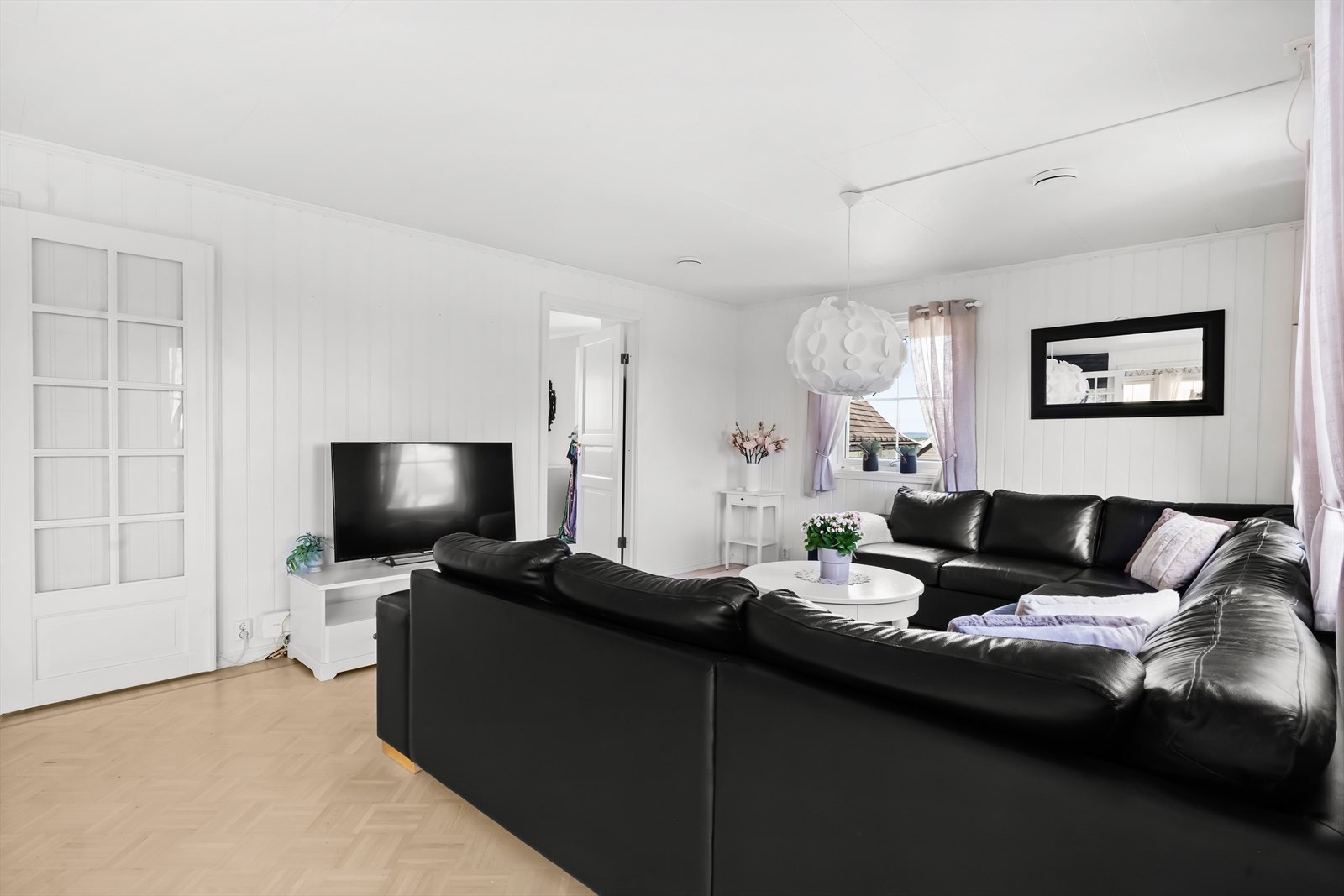 Rommet har god plass til stor sofaseksjon, samt et tv-bord. Galleribilde