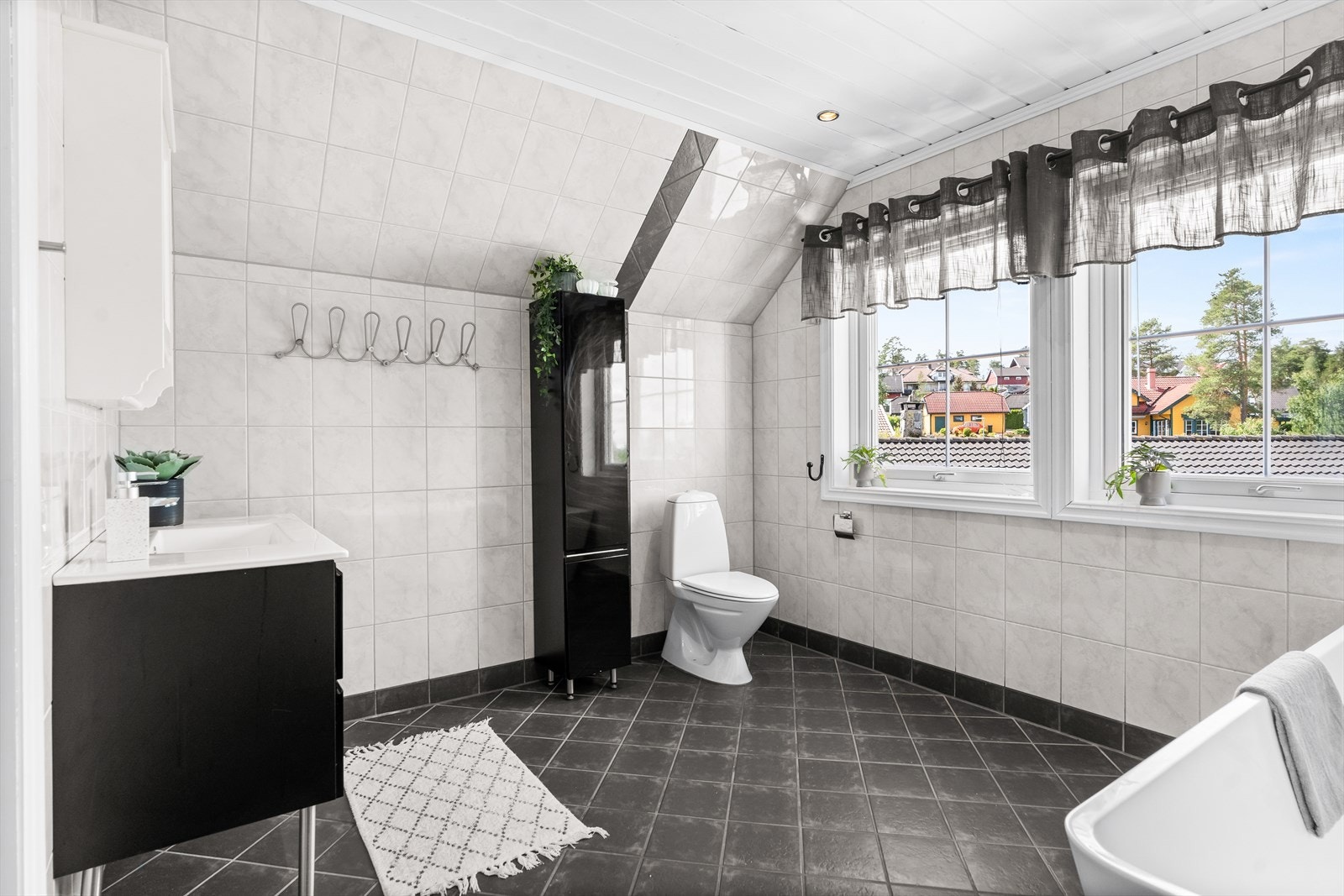Rommet har innredning med nedfelt servant, toalett, dusj (batteri er plugget) og badekar. Galleribilde