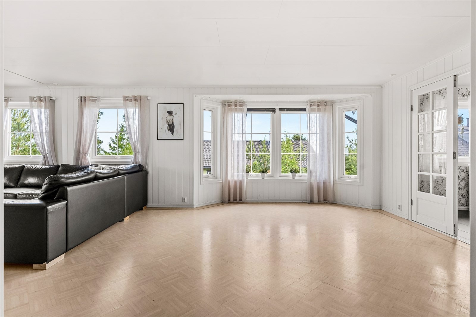 Rommet har store vindusflater som slipper inn rikelig med naturlig lys. Galleribilde