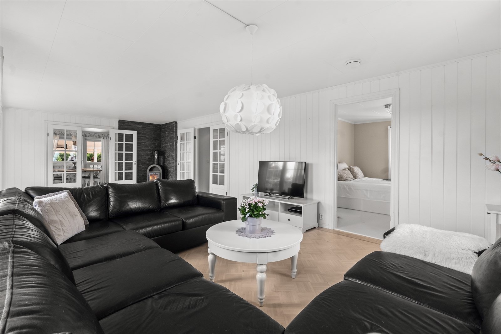 I hjørnet er det satt inn en hyggelig peisovn, som sikrer ekstra varme i vinterhalvåret. Galleribilde