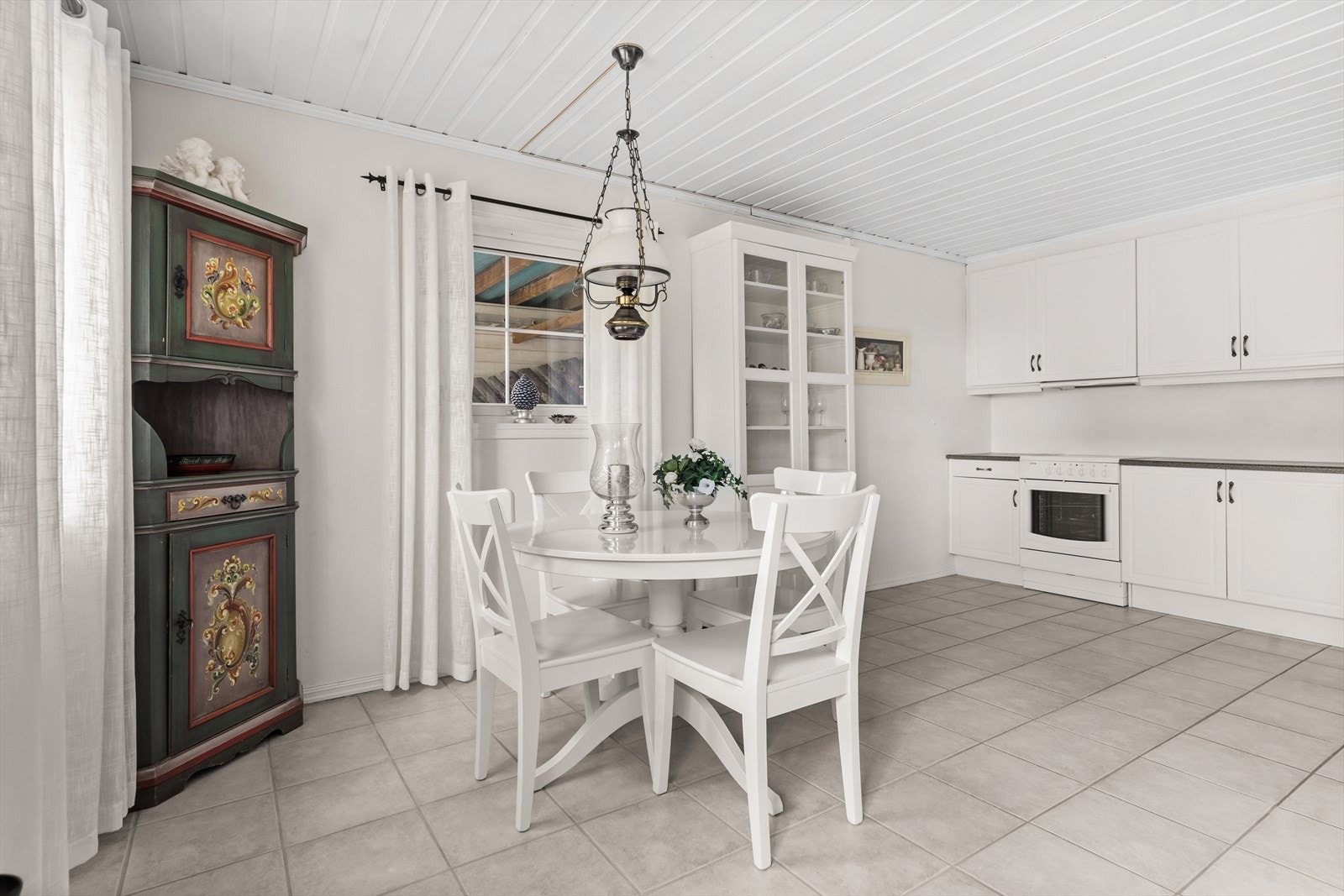 Kjøkkenet har innredning med profilerte fronter, benkeplaten er av laminat. Galleribilde