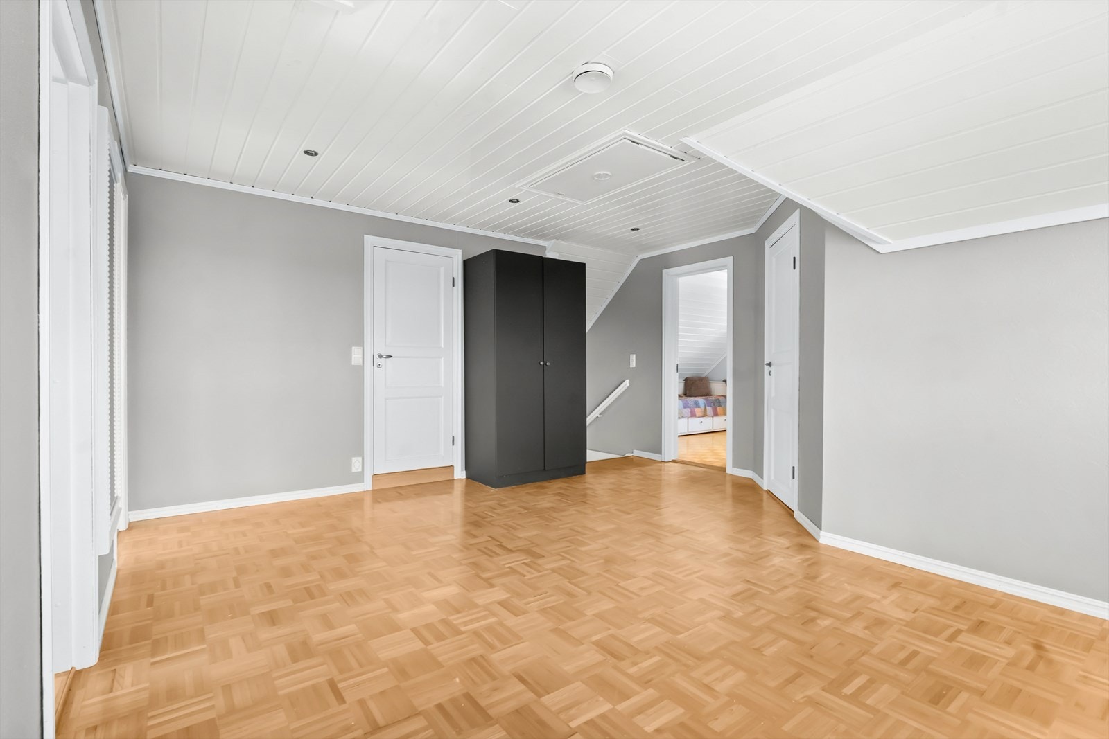 Rommet har god plass til sofa og tv-møbel. Galleribilde