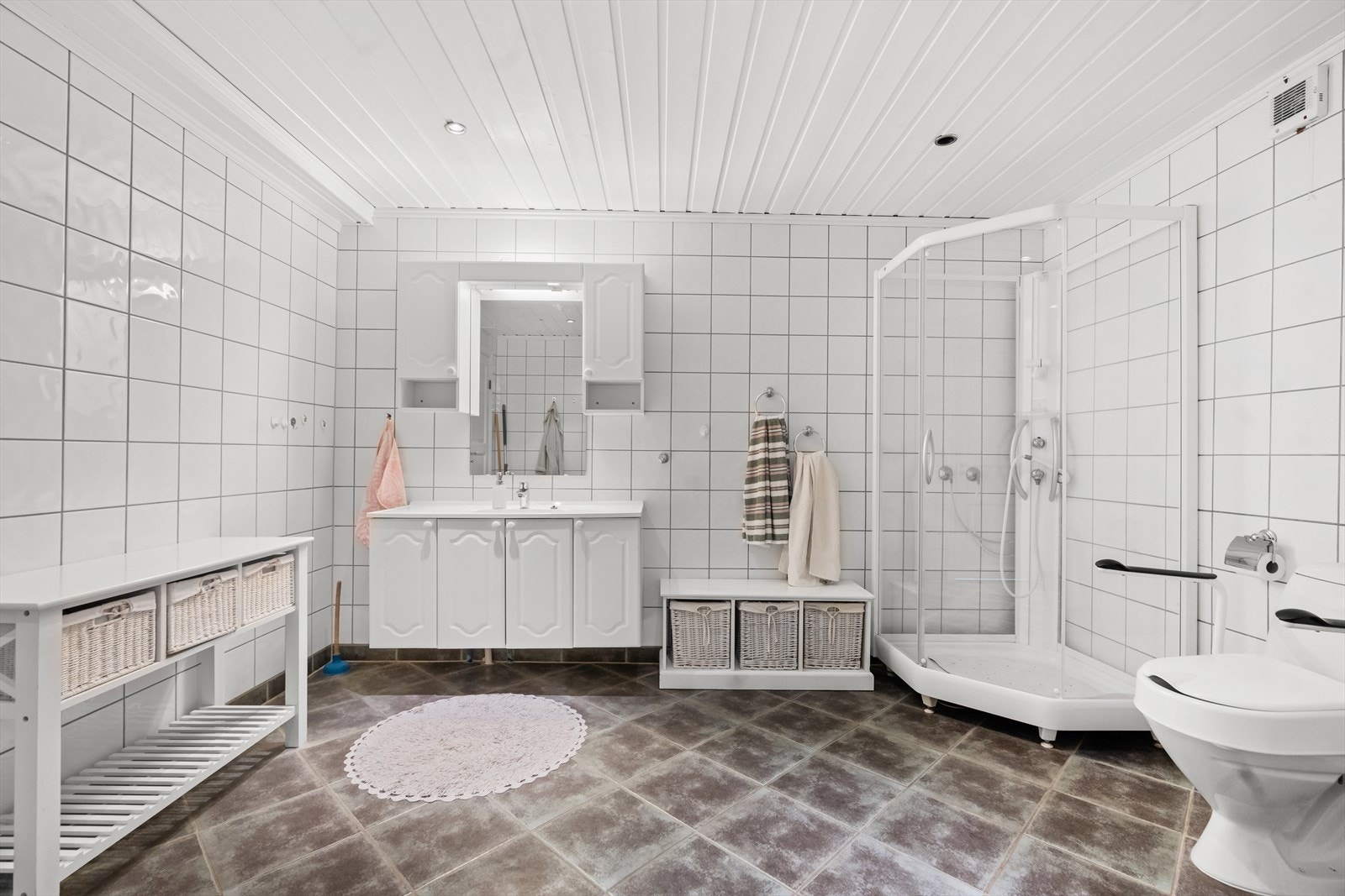Rommet har flislagte overflater og vannbåren gulvvarme. Galleribilde