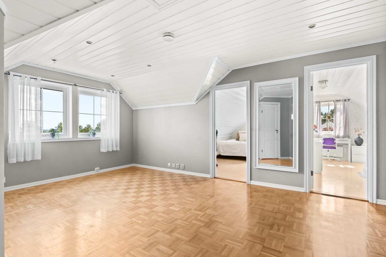 Fra trappen kommer man opp i en lys loftstue. Galleribilde