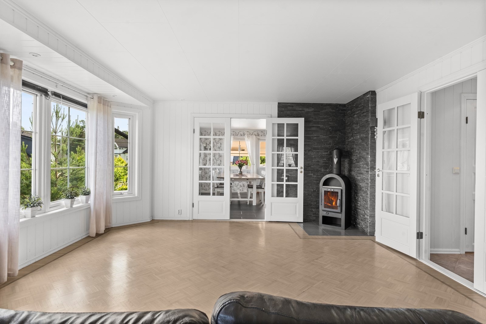 Fra stuen er det doble glassdører inn til spisestuen. Galleribilde