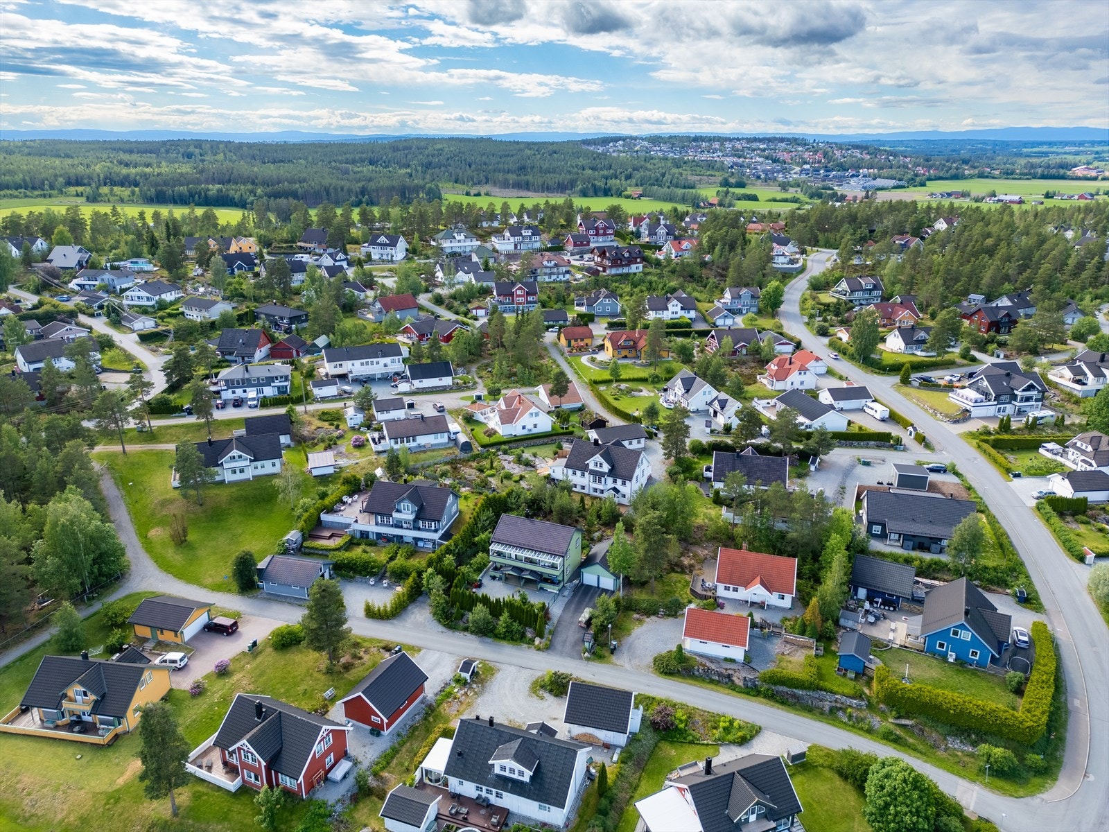 Tomteråsen er et populært boligfelt med sin beliggenhet hvor du har nærhet til skoler, barnehager og alt av servicetilbud. Galleribilde