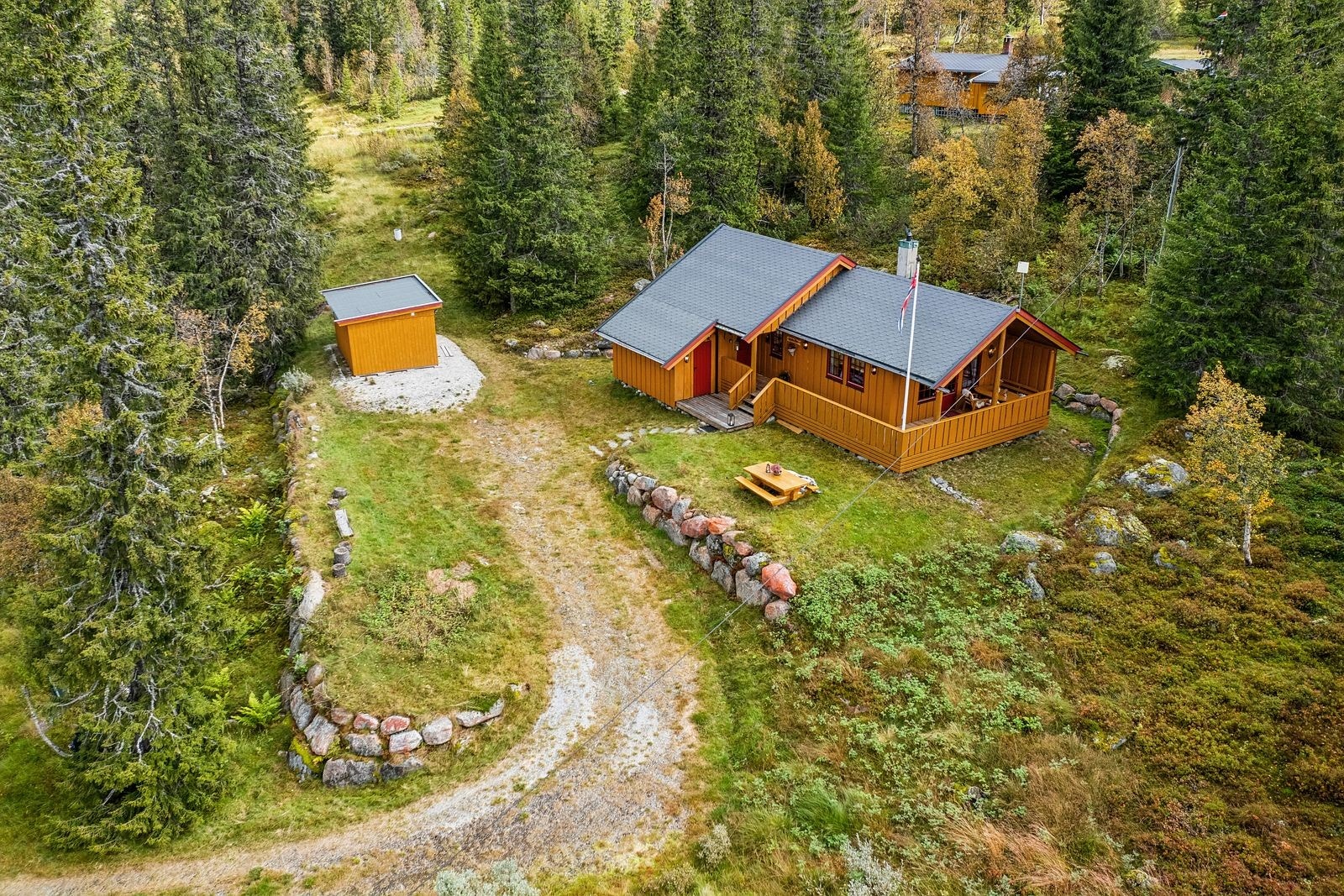 Hytta ligger usjenert til på en romslig naturtomt, med enkel adkomst og gode parkeringsmuligheter. Galleribilde