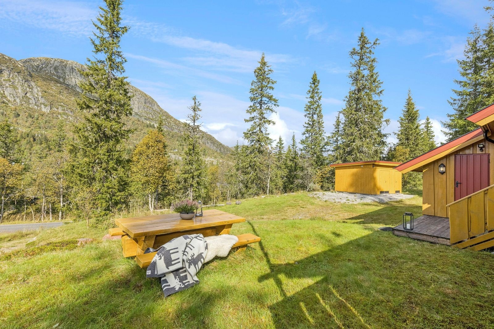 Tomten er en dels opparbeidet naturtomt som glir naturlig inn i det omkringliggende landskapet. Galleribilde