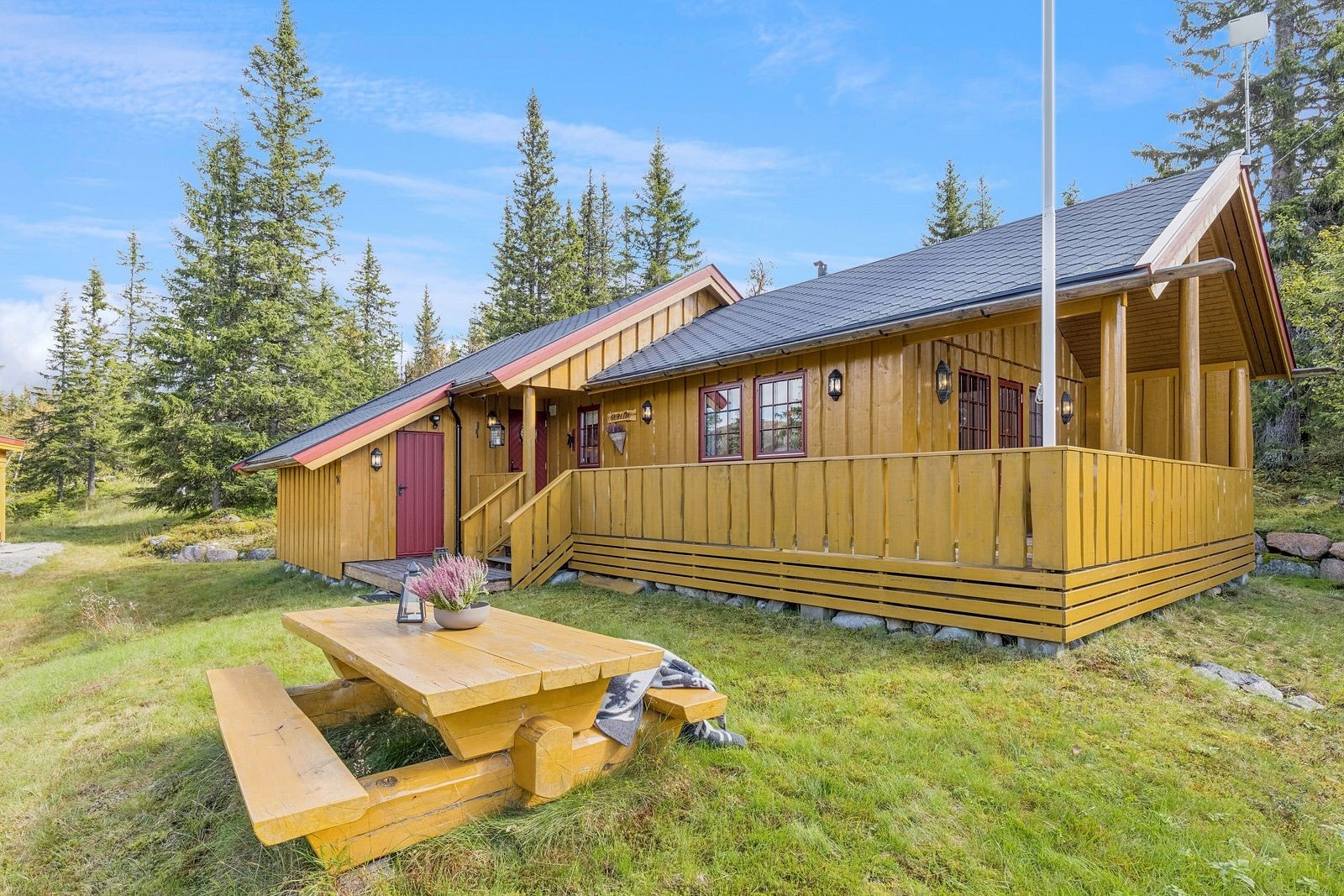 Eiendommen har gode solforhold og rike muligheter for rekreasjon hele året. Galleribilde