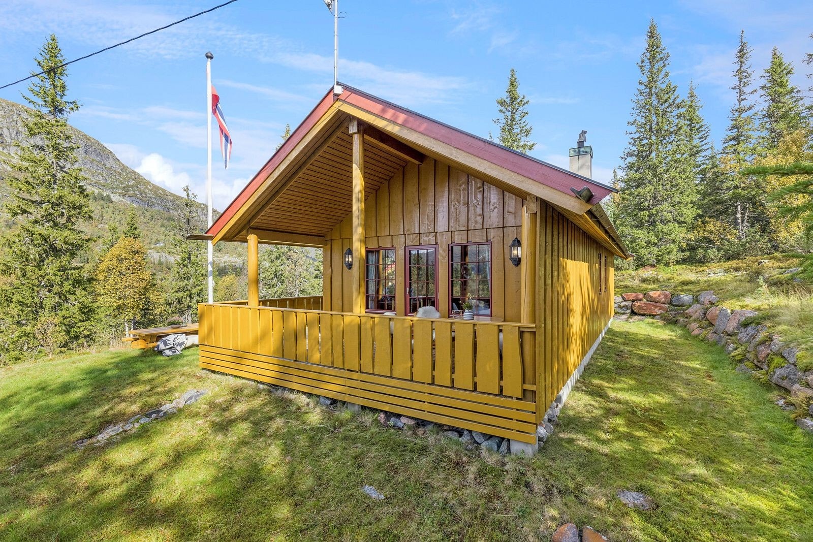 Eiendommen ligger fredelig til, omgitt av vakker fjellnatur. Galleribilde
