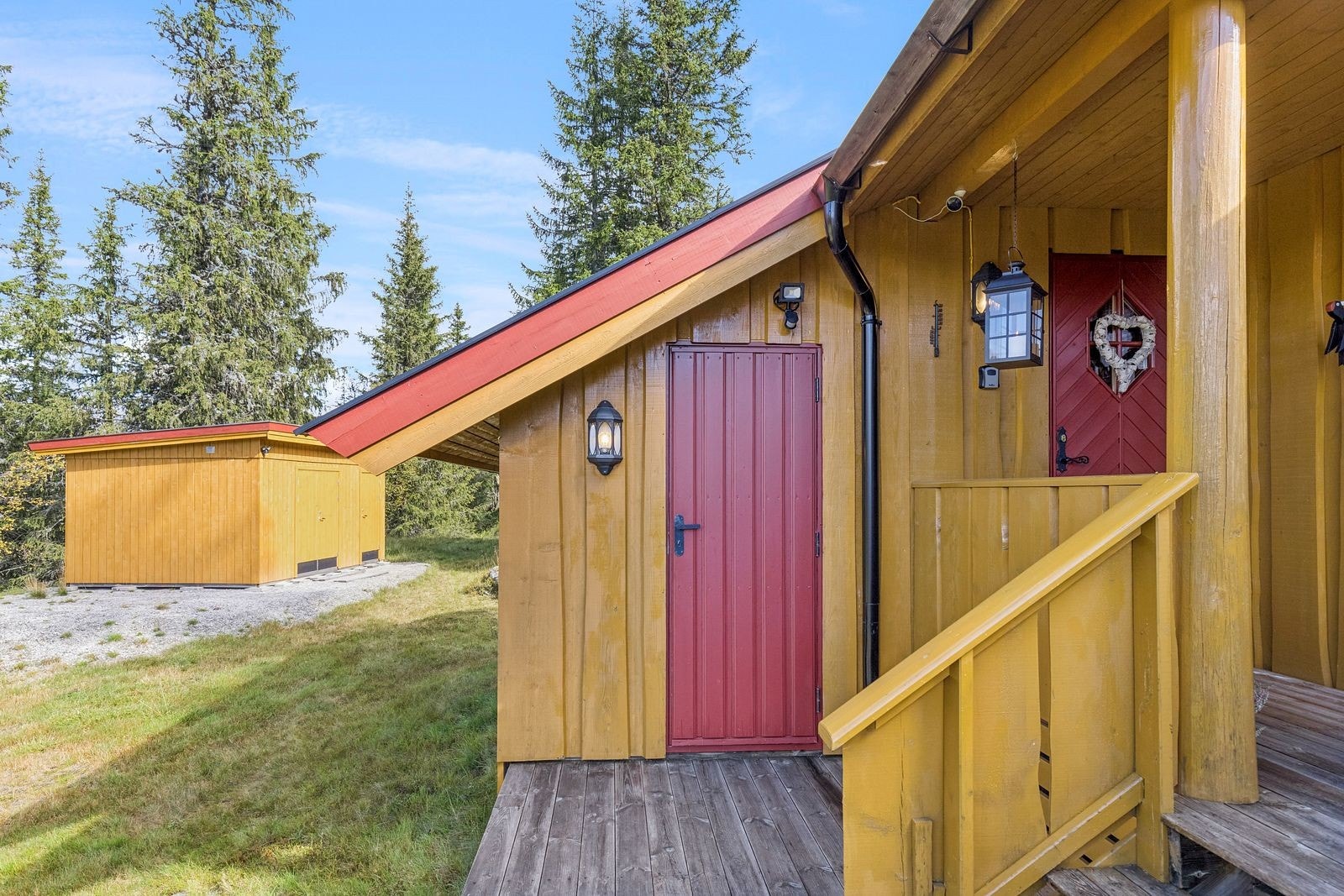 I tillegg til boder i hytta, er det et separat uthus på tomten. Galleribilde