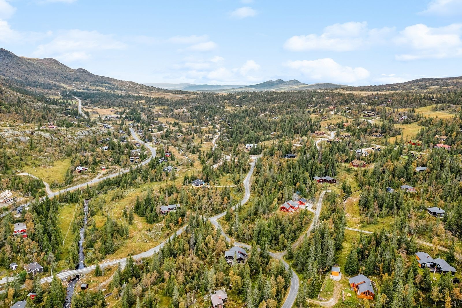 Eiendommen ligger i et populært hytteområde på Haglebu, kjent for storslått natur. Galleribilde