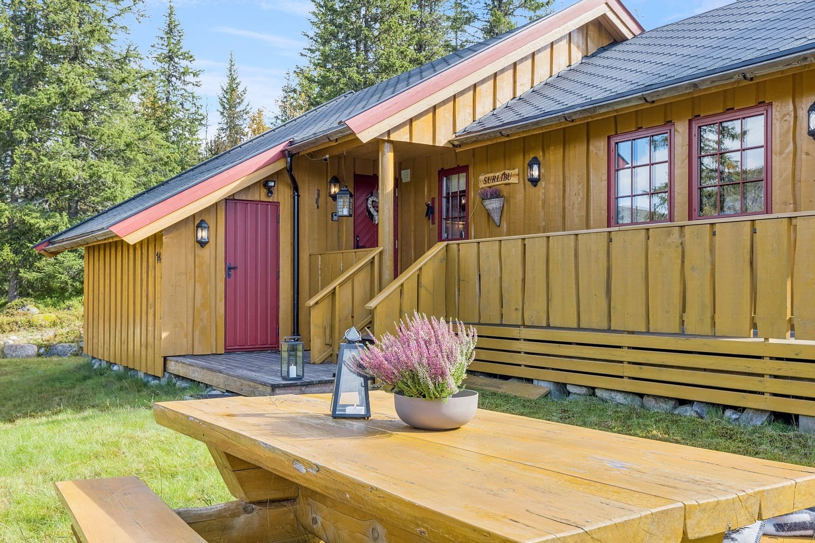 Hytta har flott uteplass både på terrasse og hage. Galleribilde